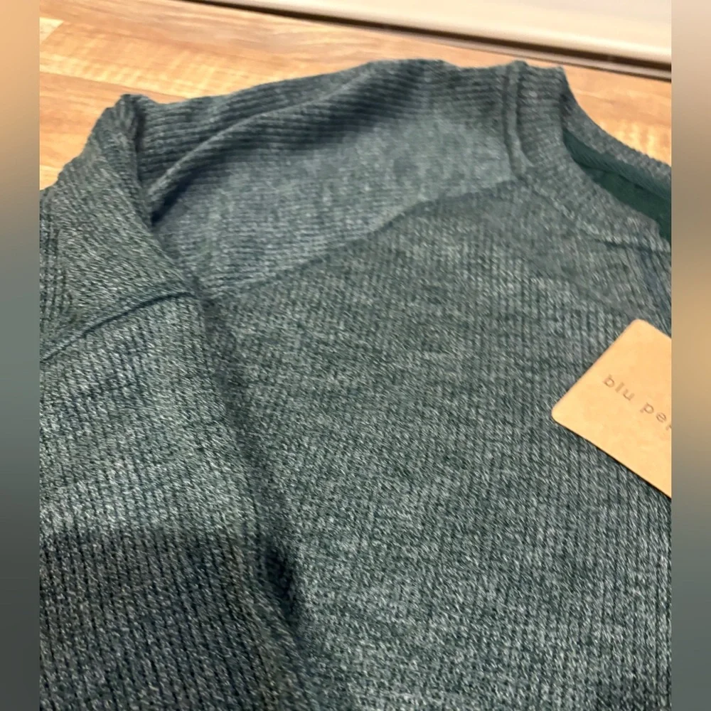 NWT Blu Pepper Split Neck Raglan Top - Picture 14 of 16